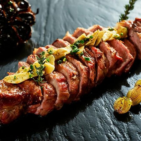 Hotel Crowne Plaza Porto By Ihg Exterior foto A pork tenderloin