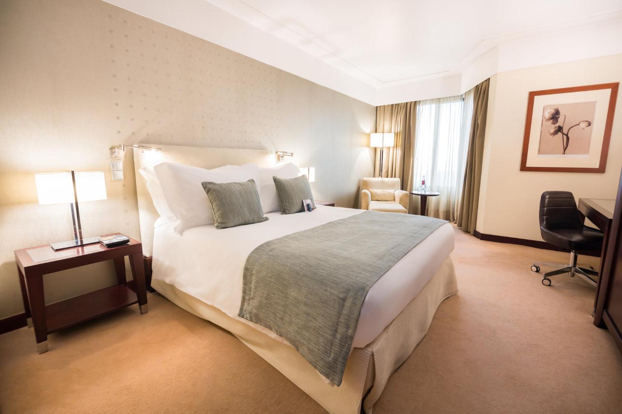 Hotel Crowne Plaza Porto By Ihg Exterior foto A room at the hotel