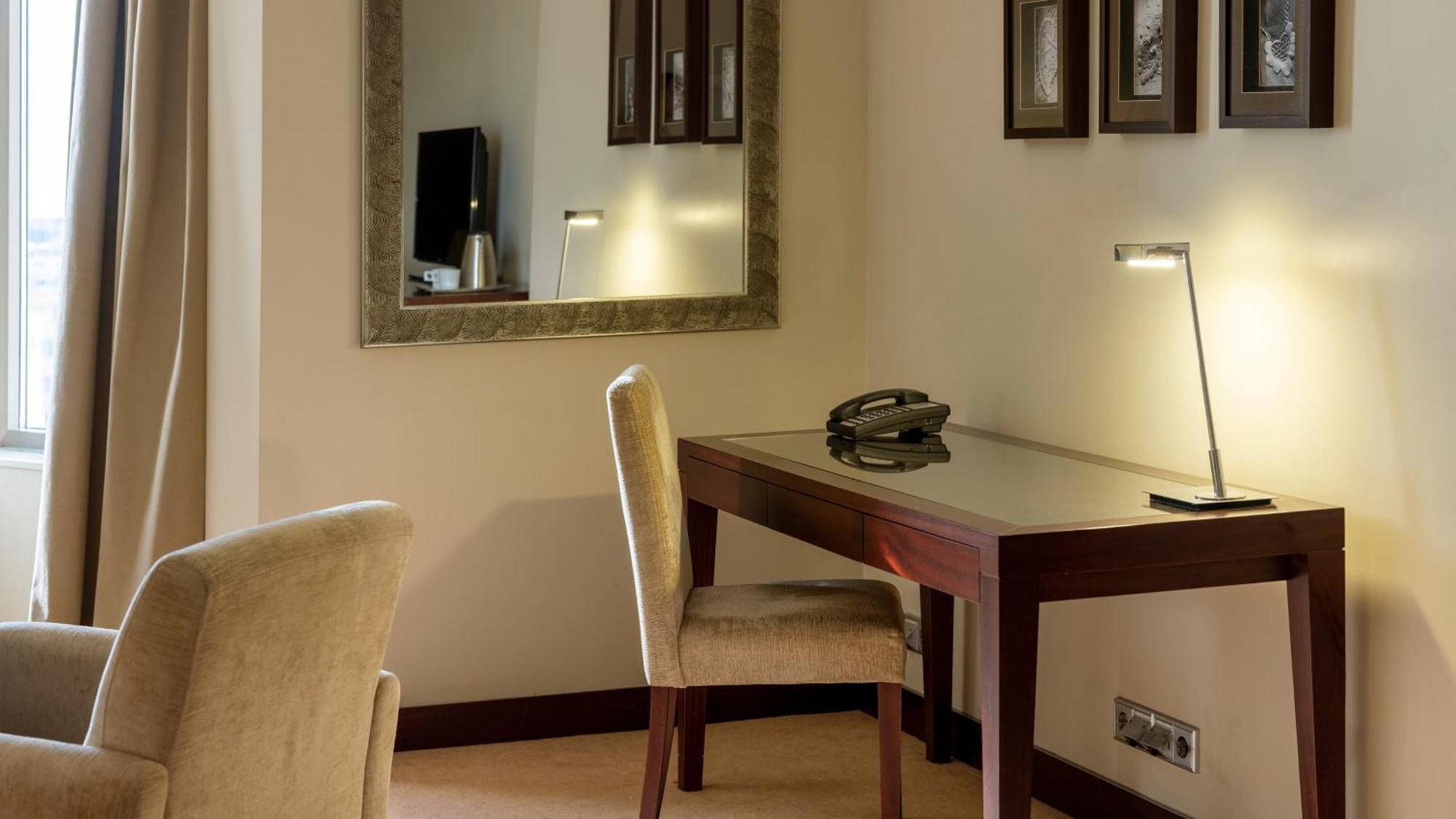 Hotel Crowne Plaza Porto By Ihg Exterior foto A desk with a built-in light