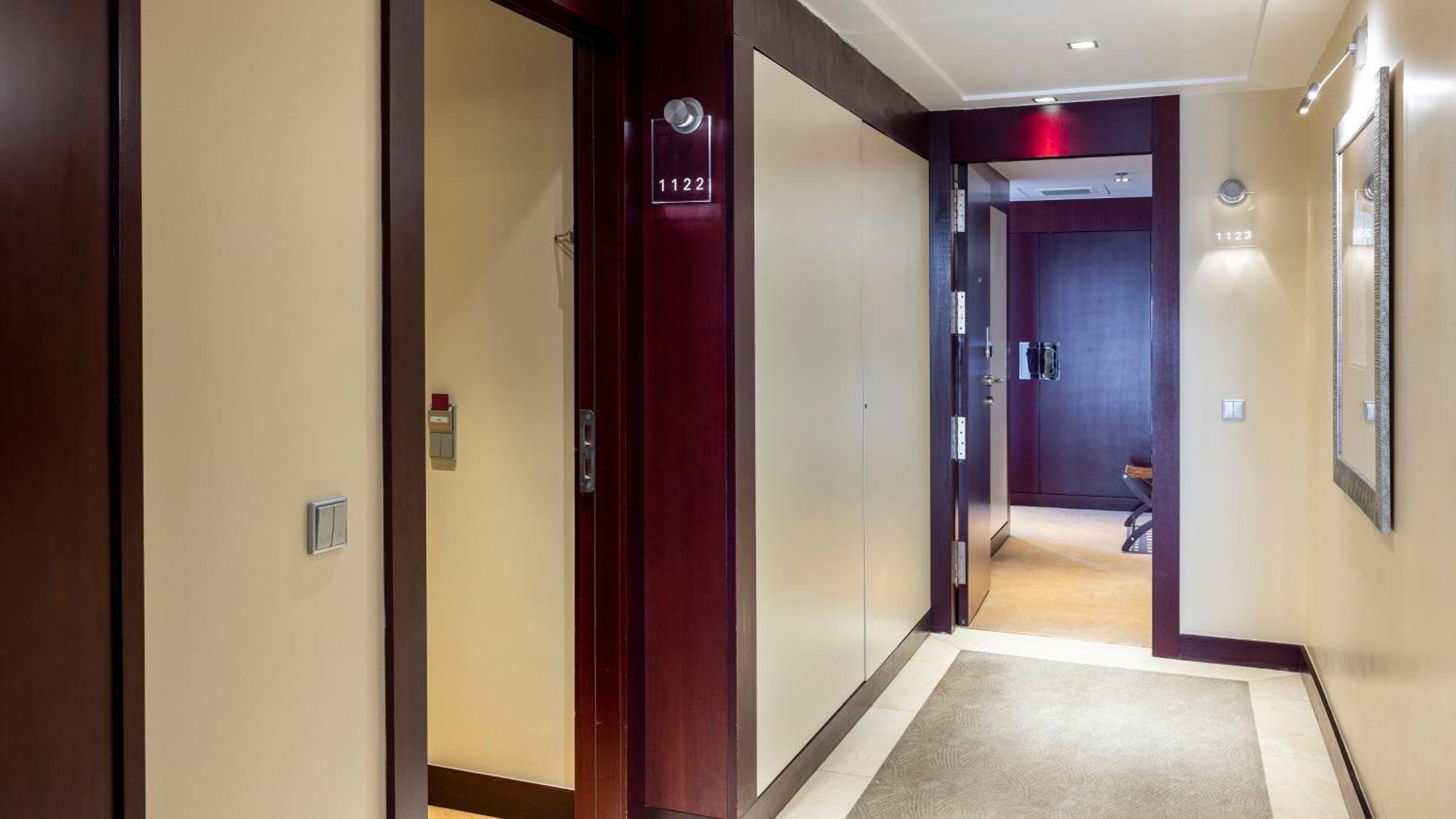 Hotel Crowne Plaza Porto By Ihg Exterior foto A typical hotel room