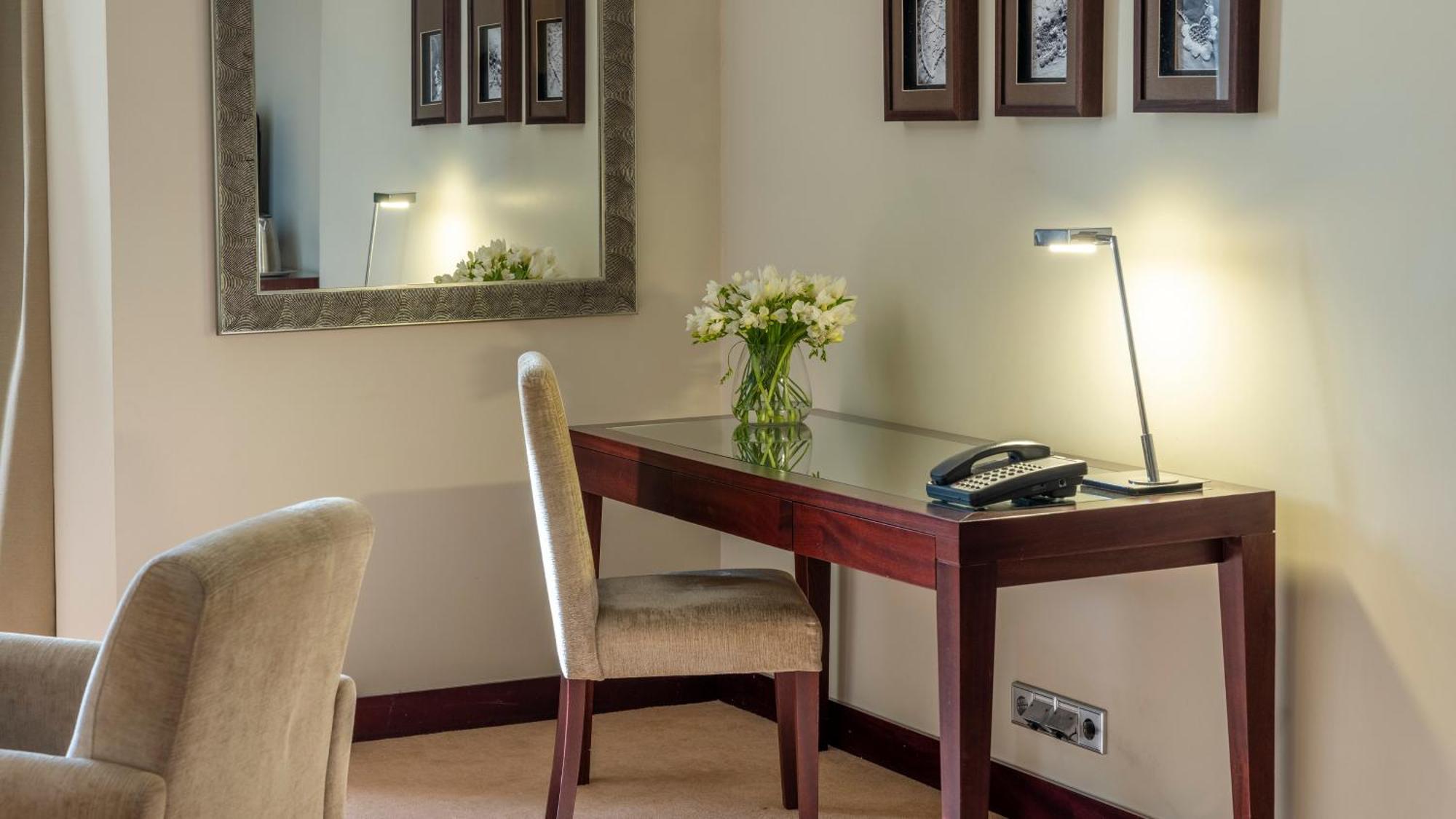 Hotel Crowne Plaza Porto By Ihg Exterior foto A desk with a telephone and a lamp