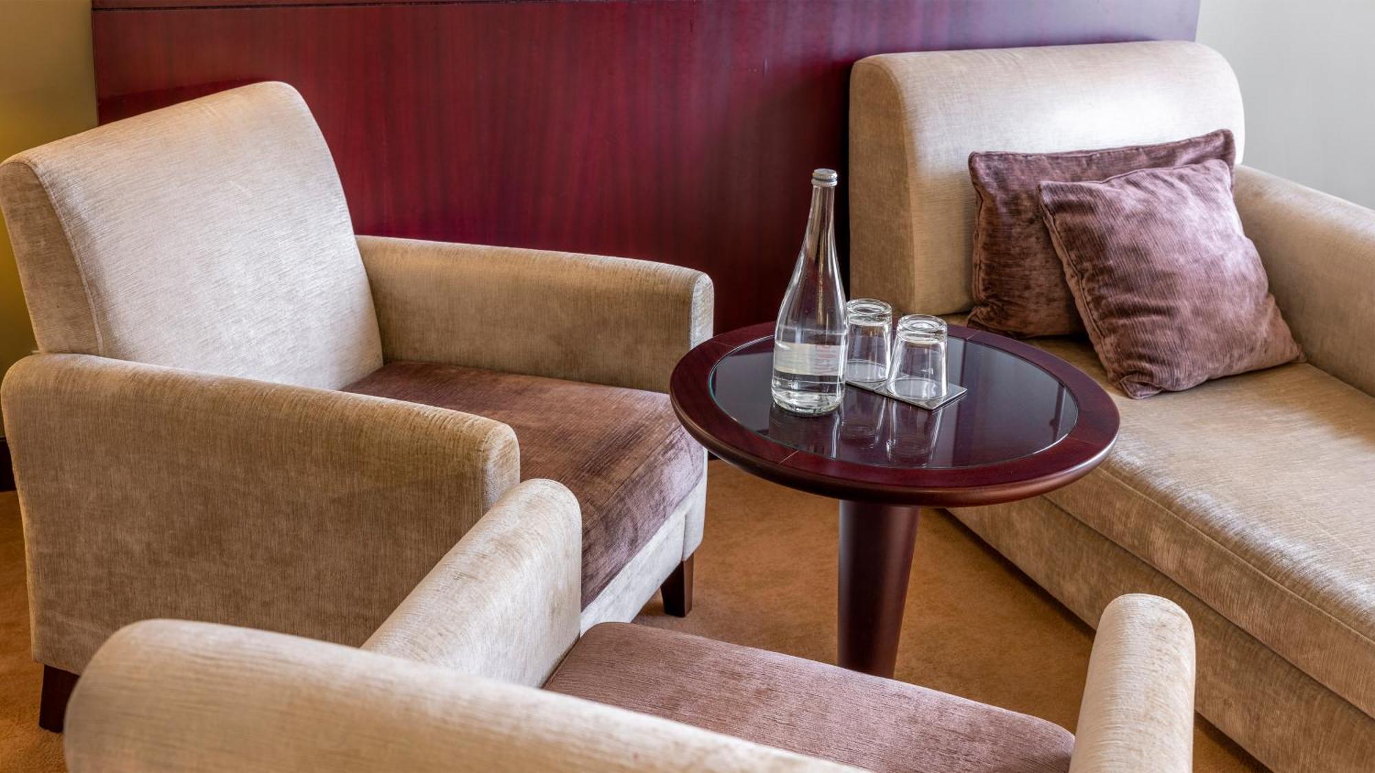 Hotel Crowne Plaza Porto By Ihg Exterior foto A table with a glass bottle and a glass cup