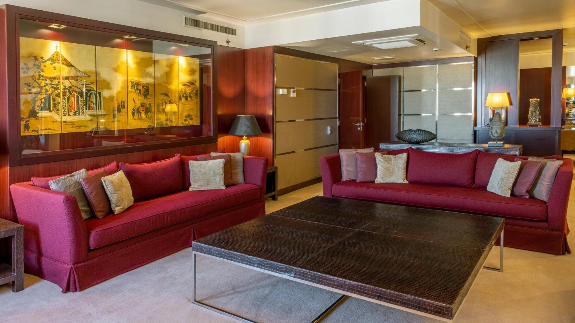Hotel Crowne Plaza Porto By Ihg Exterior foto A living room in a suite at the Mandarin Oriental, Munich