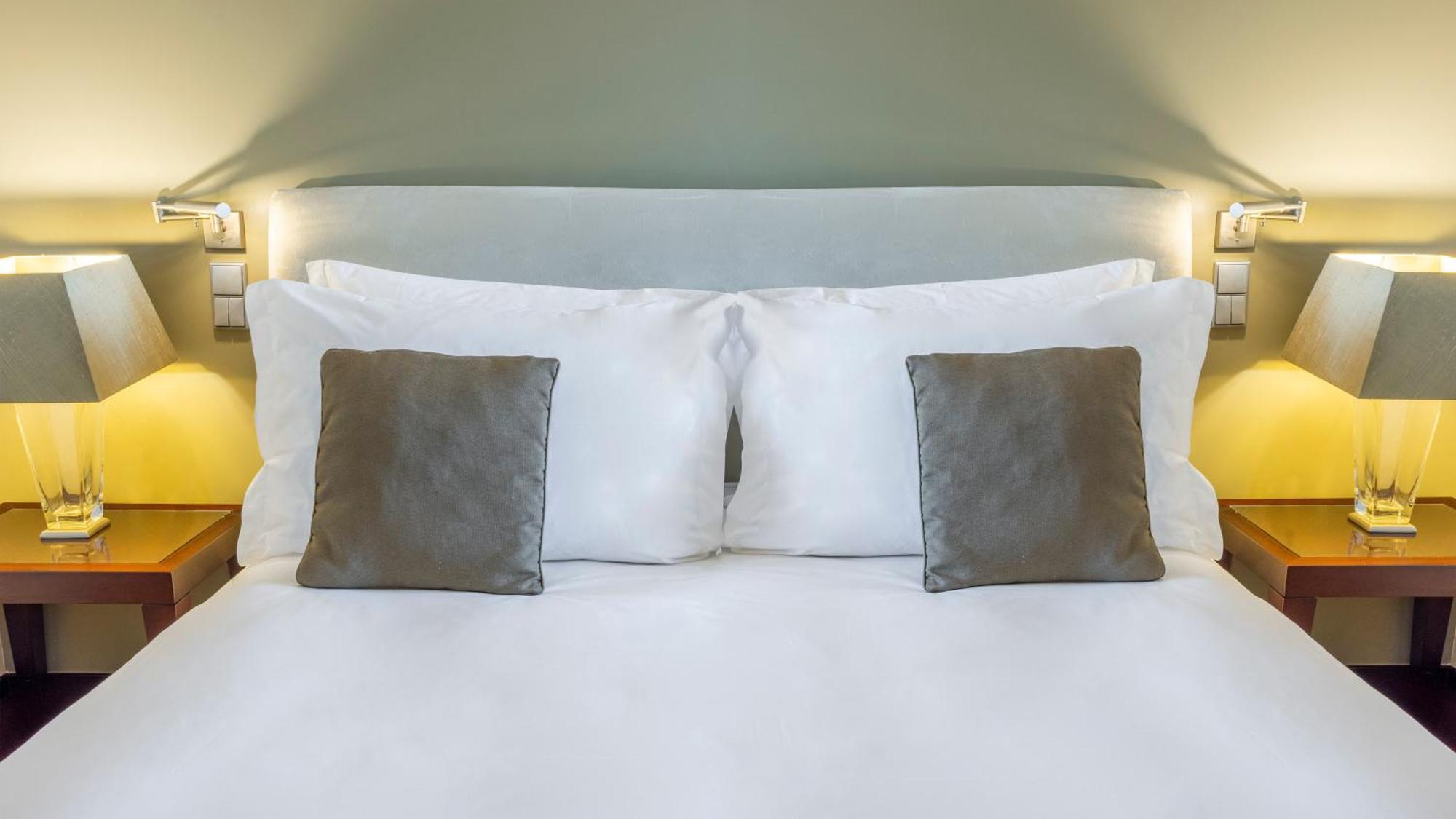 Hotel Crowne Plaza Porto By Ihg Exterior foto A bed with cushions