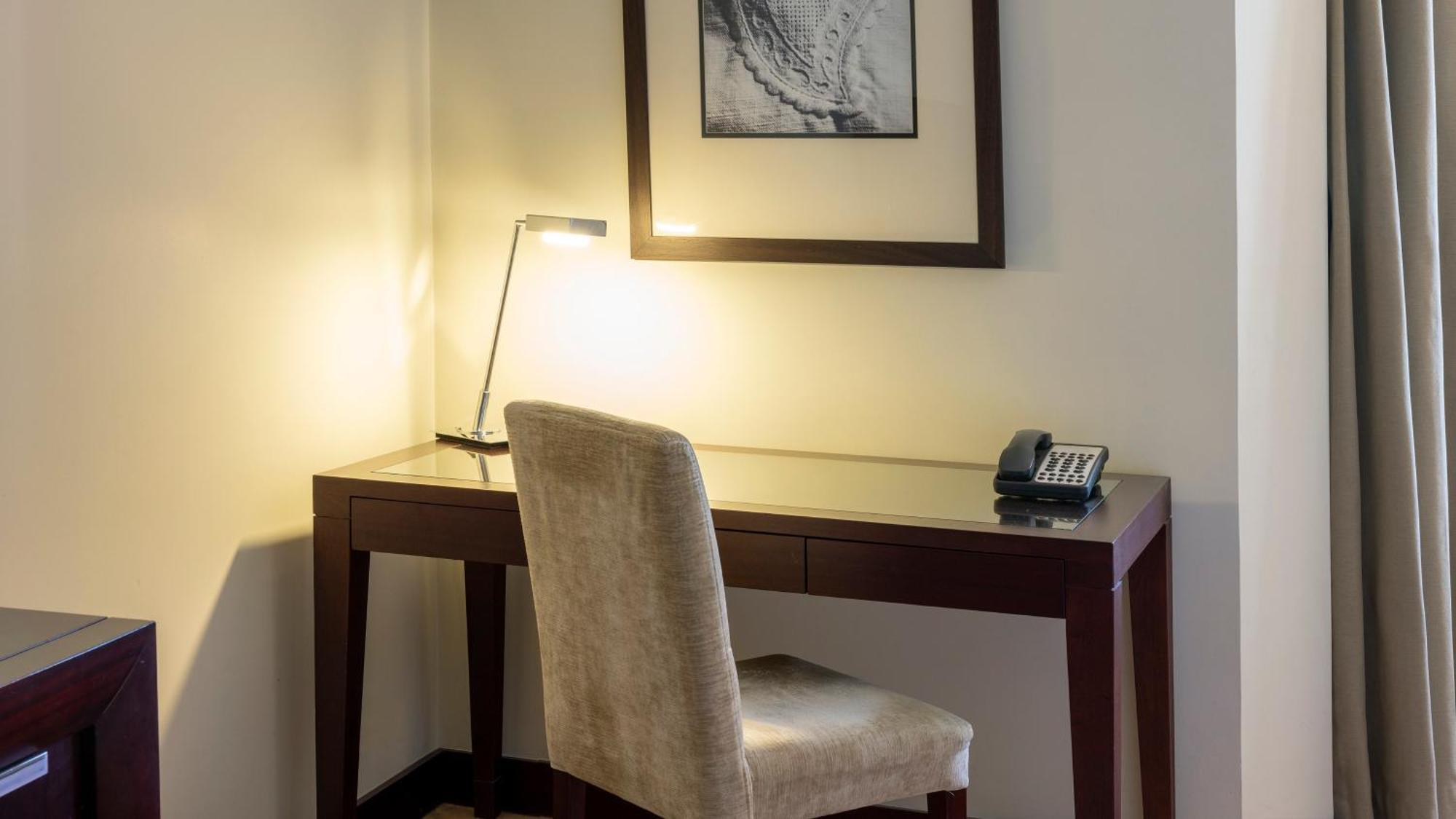 Hotel Crowne Plaza Porto By Ihg Exterior foto A writing desk in a hotel room