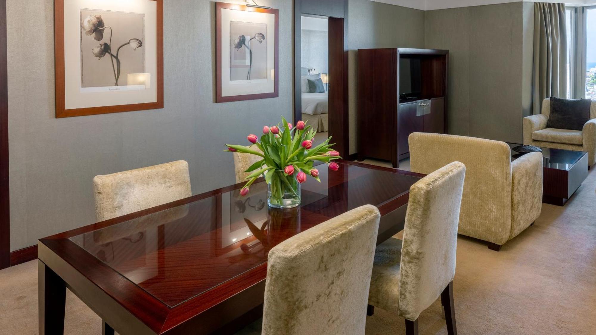 Hotel Crowne Plaza Porto By Ihg Exterior foto A suite at the hotel