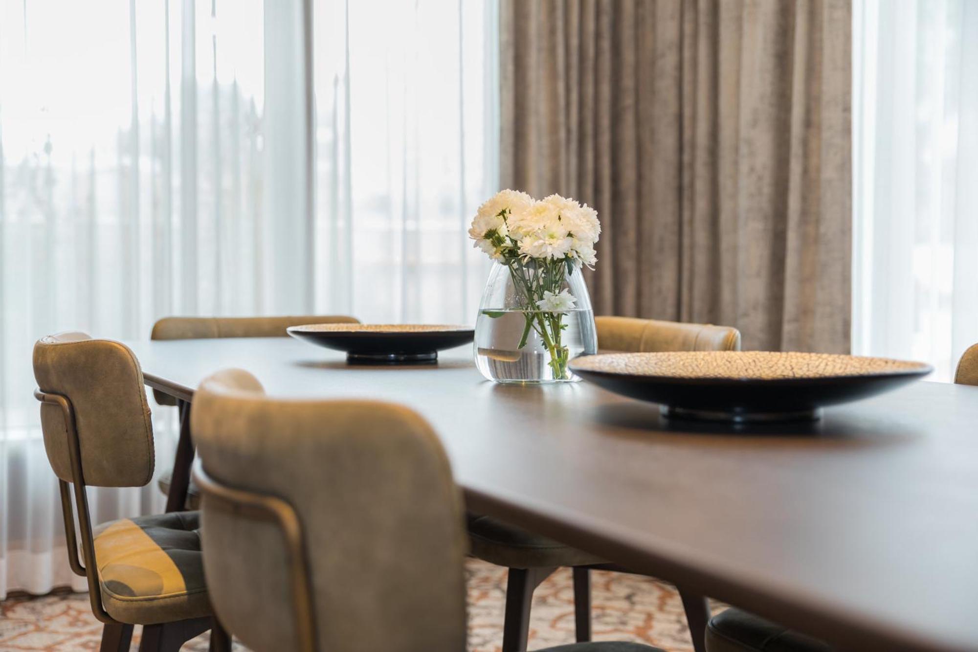 Hotel Crowne Plaza Porto By Ihg Exterior foto A dining room table with a vase of flowers