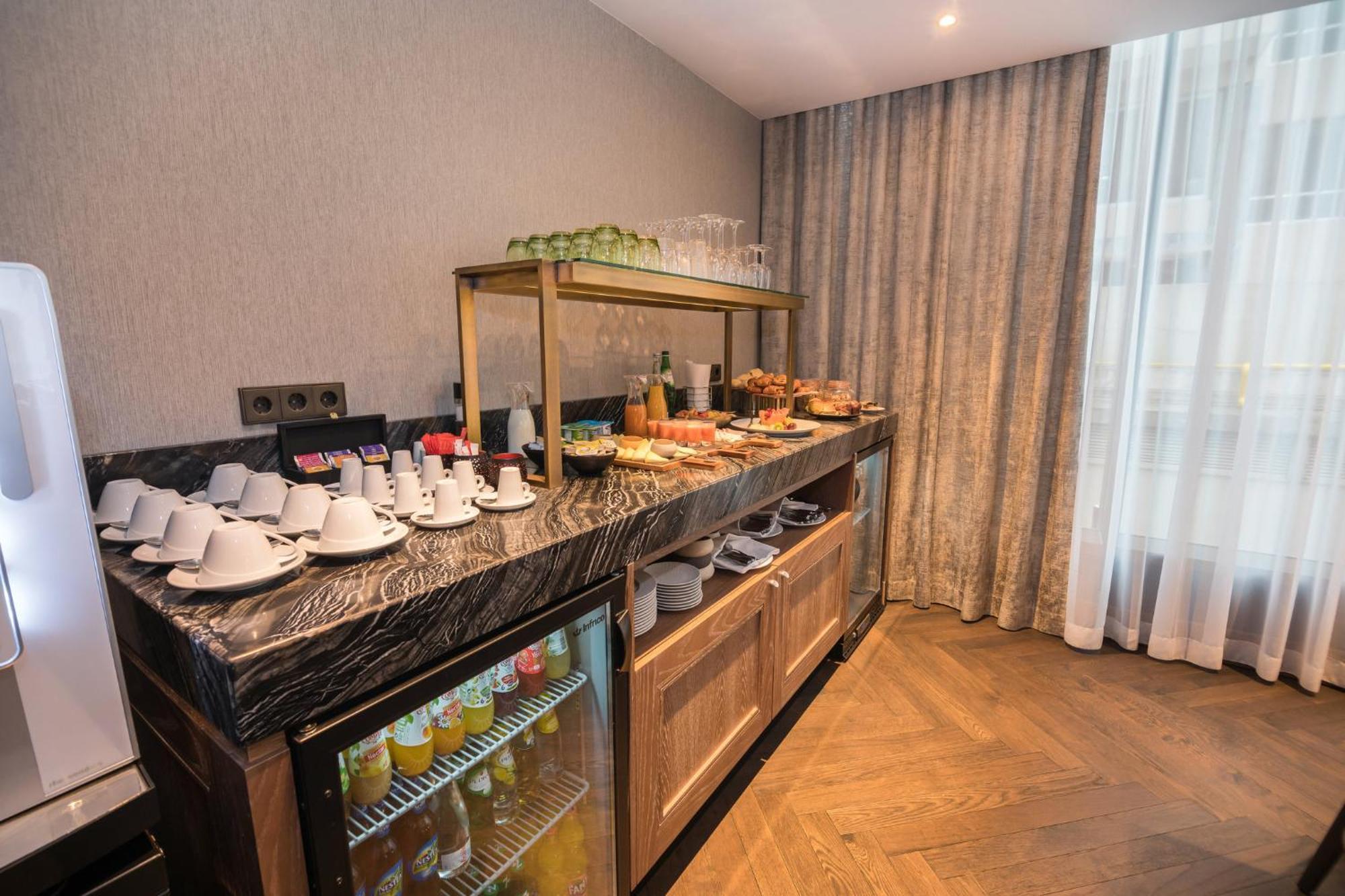 Hotel Crowne Plaza Porto By Ihg Exterior foto The buffet at the lounge