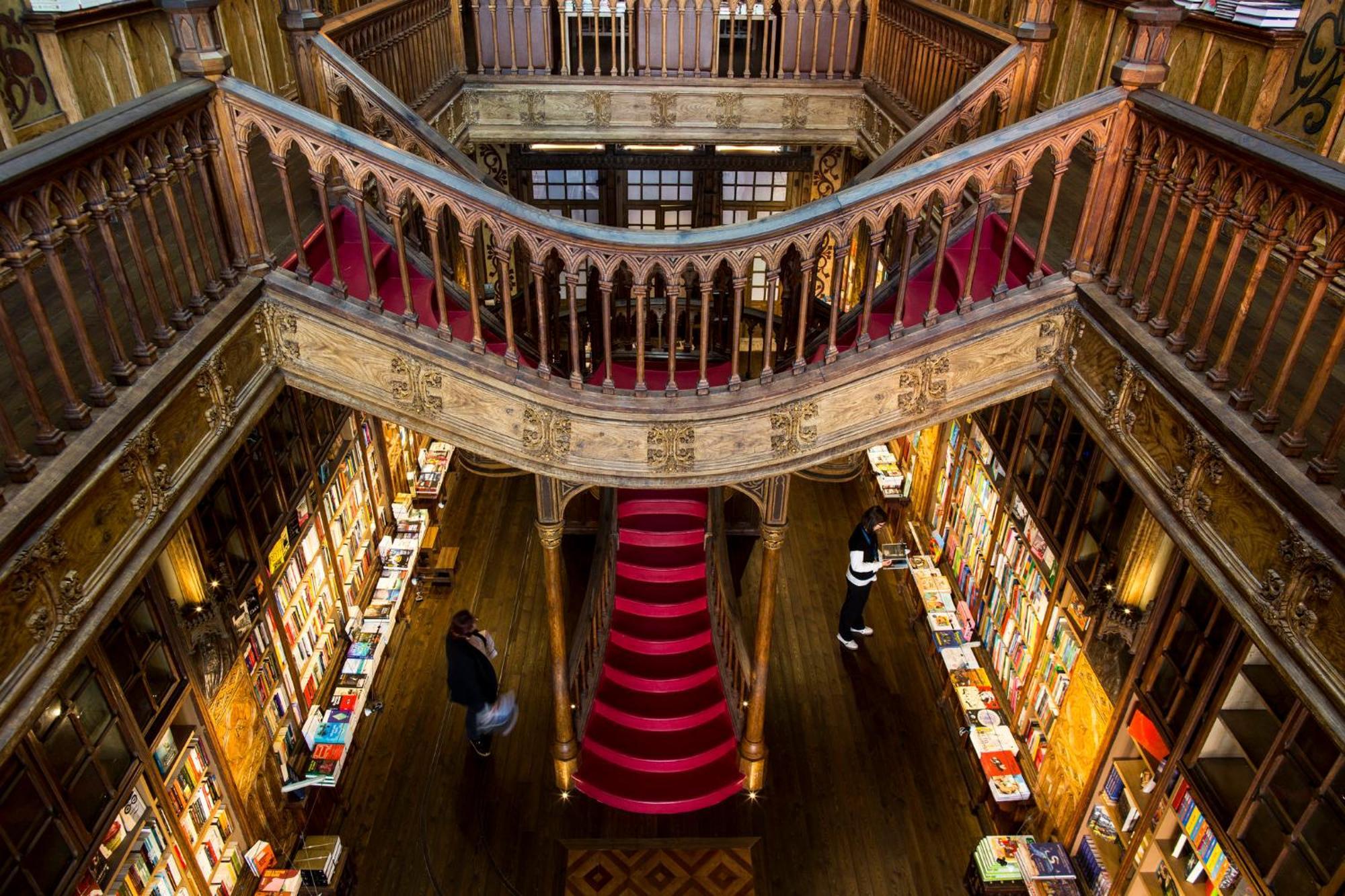Hotel Crowne Plaza Porto By Ihg Exterior foto The interior of the bookstore