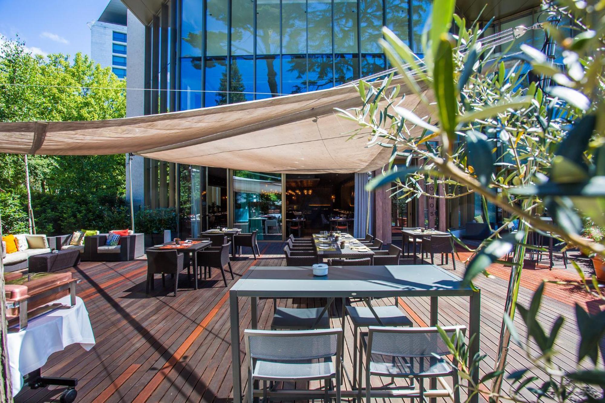 Hotel Crowne Plaza Porto By Ihg Exterior foto The terrace of the restaurant