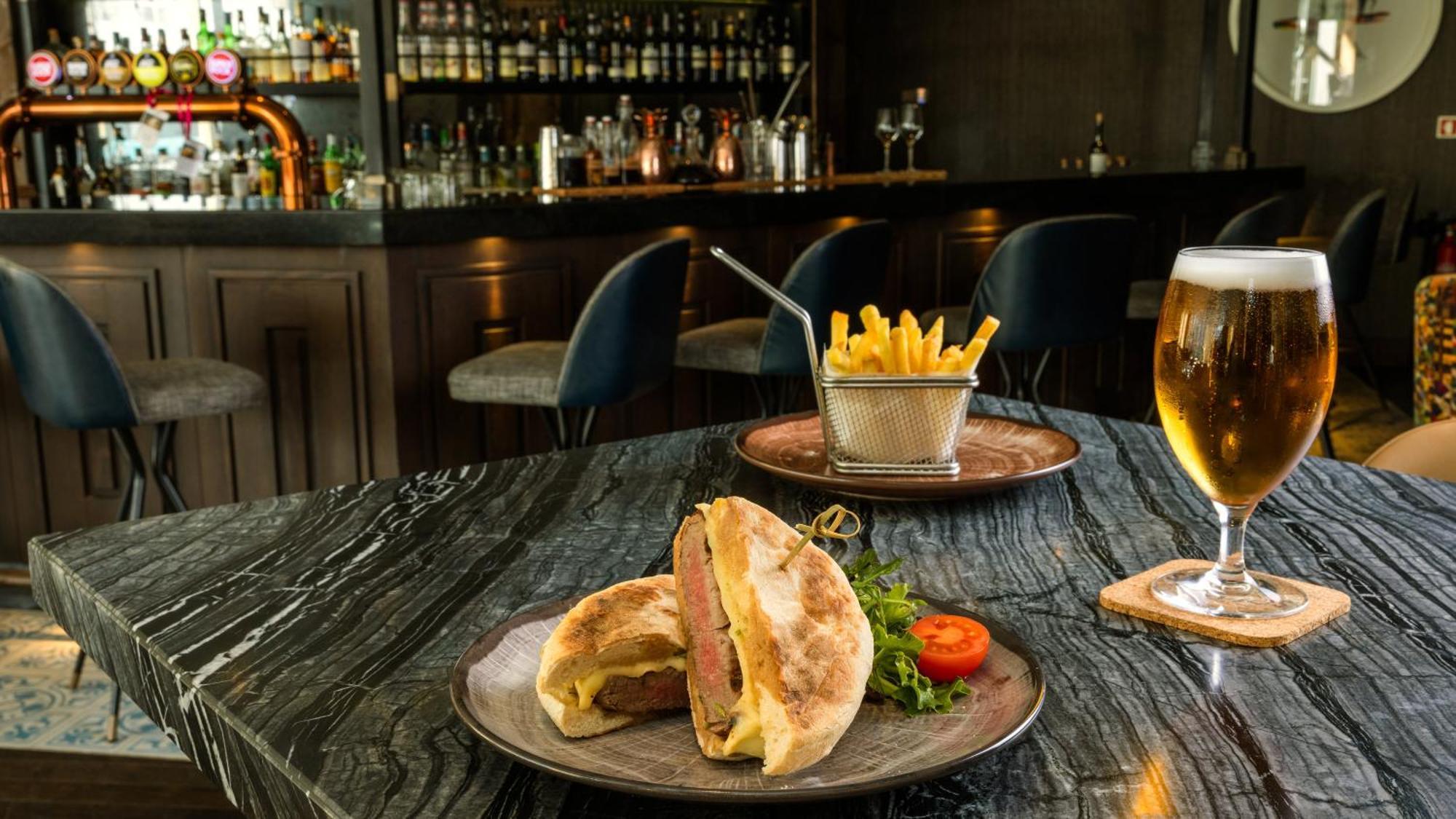 Hotel Crowne Plaza Porto By Ihg Exterior foto The bar at the hotel